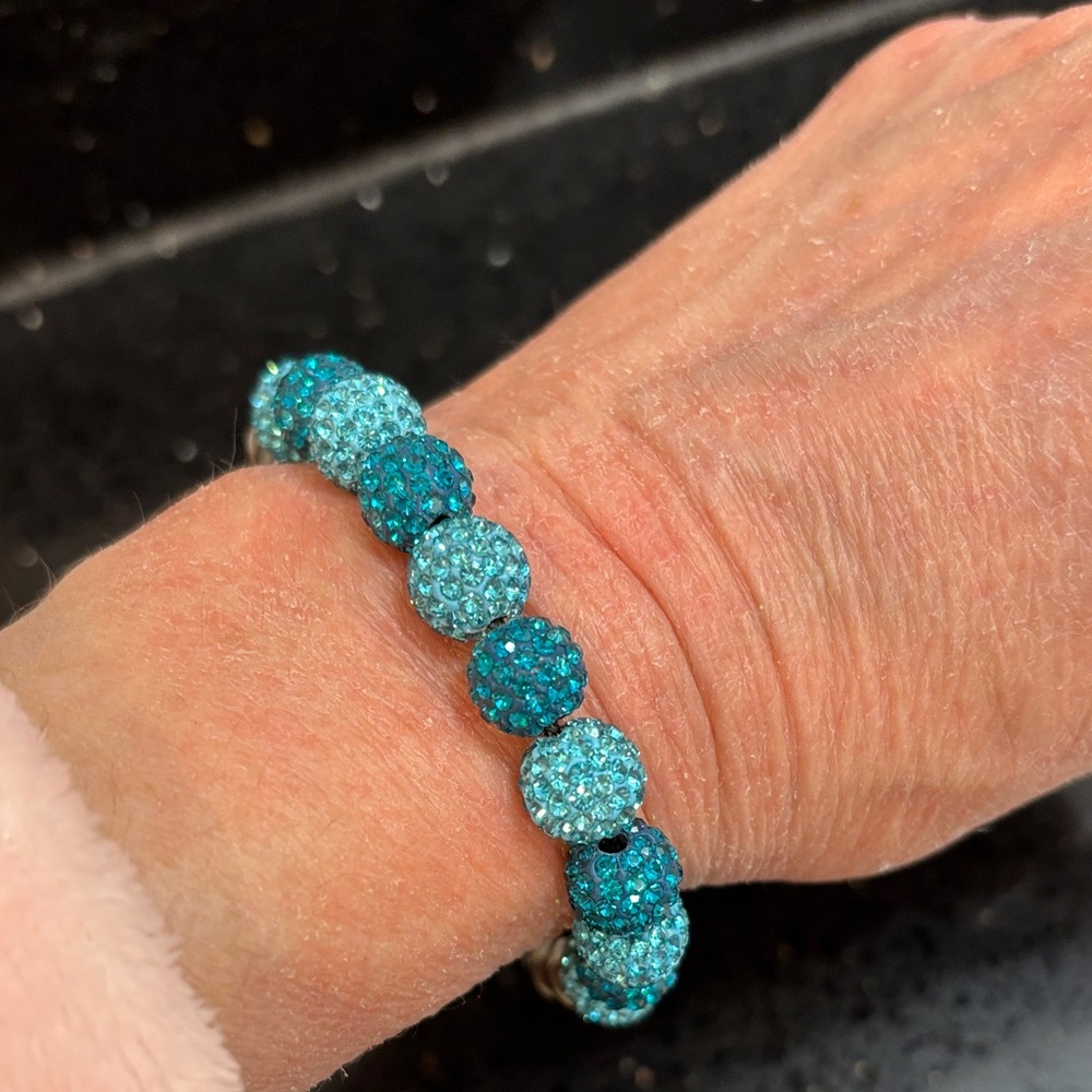 NWOT Elegant Blue Beaded Bracelet